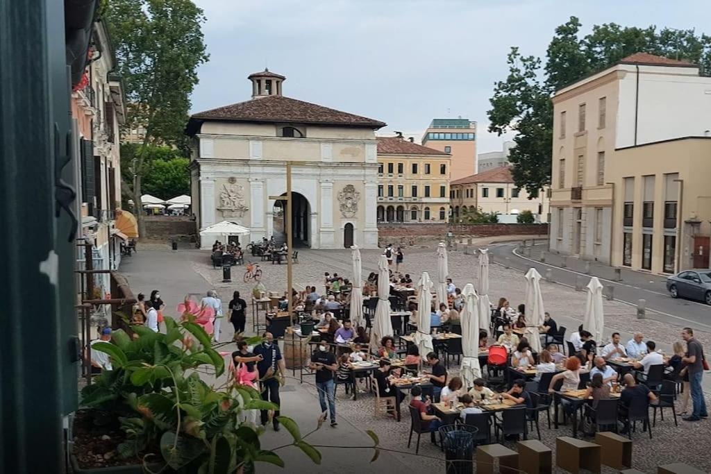 Storico Alloggio Fronte Piazza In Borgo Portello Padova Exterior photo