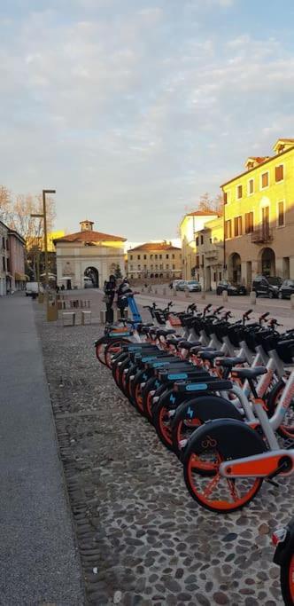 Storico Alloggio Fronte Piazza In Borgo Portello Padova Exterior photo